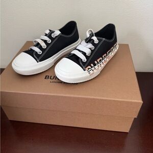 Burberry shoes for boys. Size 26 and the color is black and white.